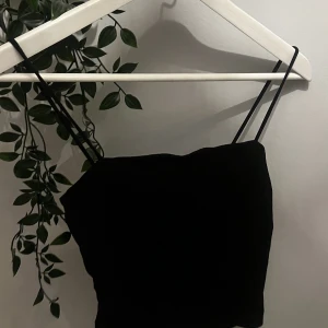 Tube top - XS - Svart, ganska tight tube top från Ginatricot. Minns ej vad priset var från början. Gott skick :)