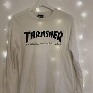 Säljer nu en vit thrasher sweatshirt i använt skick🤍 80kr + frakt (kan diskuteras)