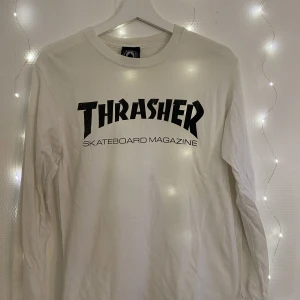 Thrasher sweatshirt  - Säljer nu en vit thrasher sweatshirt i använt skick🤍 80kr + frakt (kan diskuteras)