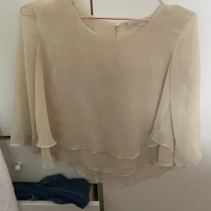 Snygg volangtopp - Denna toppen har trekvartslånga ärmar och är lite croppad men passar bra till nästan allt😁 den är lite genomskinlig men inte överdrivet😇 Köparen står för frakten💞🙏