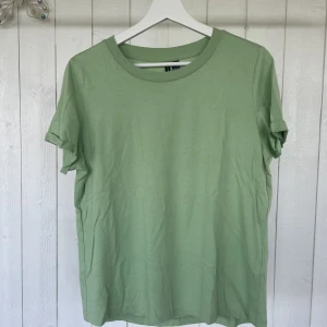 T-shirt - En ljusgrön t-shirt från Vero Moda.