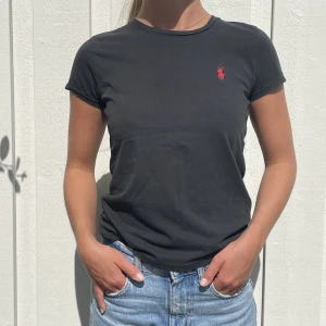 Polo tshirt - En svart T-shirt från polo Ralph lauren med loggan på bröstet