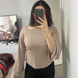 Blus - Blus med prislapp ✨