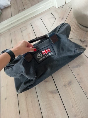 Henri Lloyd väska!  - Väl använd Se axelband