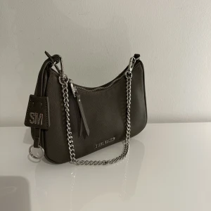 Steve Madden väska - Säljer nu min supersnygga gröna Steve madden väska pga ej användning. Väskan är knappt använd och är i nyskick. Denna färg på väskan säljs ej längre därav hög pris. Priset kan diskuteras vid snabb affär💚