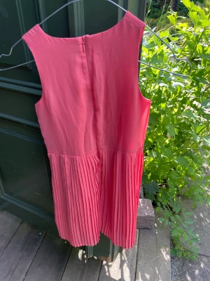 Barnklänning Tommy Hilfiger - Aprikosfärgad klänning, använd fåtal ggr