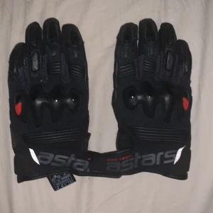 ALPINESTARS Halo Leathernecks handskar - Handskar som är bra för när man kör moped eller mc eller egentligen vad som helst, det är touch handskar så man kan använda dom med telefonen. Har inte alls använt dom. Nypris: 985kr