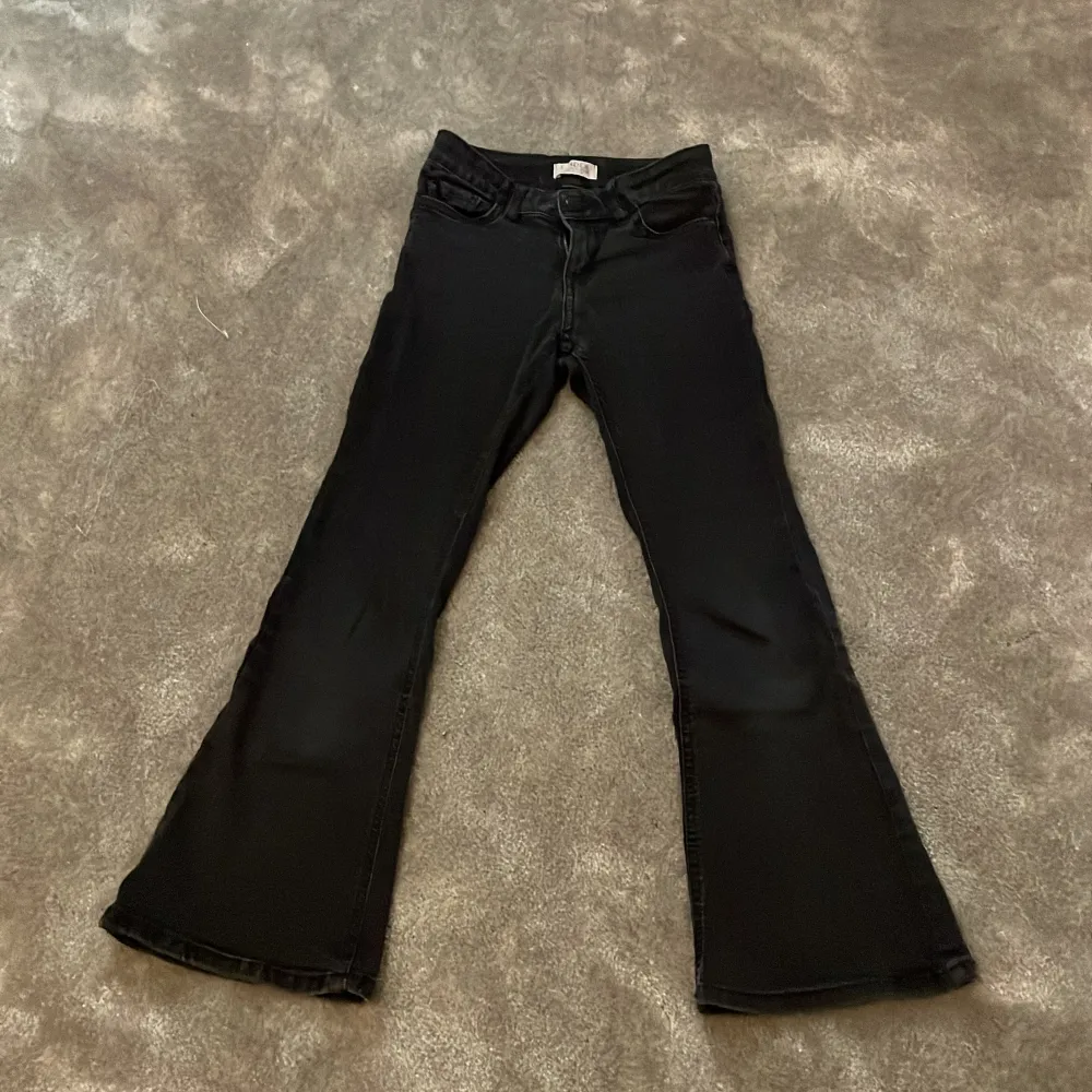 Ett par fina boot cut jeans från lindex💓 väll använda men ändå i fint skick💞(frakt 45kr). Jeans & Byxor.
