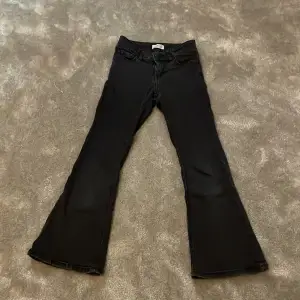 Ett par fina boot cut jeans från lindex💓 väll använda men ändå i fint skick💞(frakt 45kr)