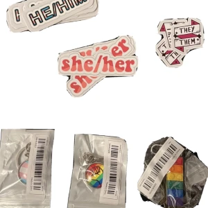 Pronomen stickers, pride lego nyckelring - 19kr styck för klistermärken, 29kr styck för nyckelringarna 18kr frimärkesfrakt  i bubbelvadderat kuvert.  Lego nyckelringen slutsåld,  she/her slutsåld, Allt annat kvar.