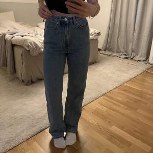 Säljer ett par jeans från Weekday i modellen Rowe i stl W24/L30. Säljes pga att de är lite för stora för mig. Använda ett fåtal gånger men är i fint skick.