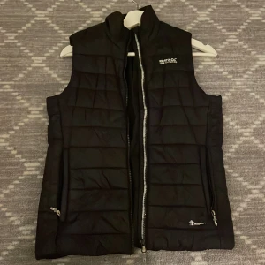 Väst  - En svart väst från regatta, fickor med dragkedja