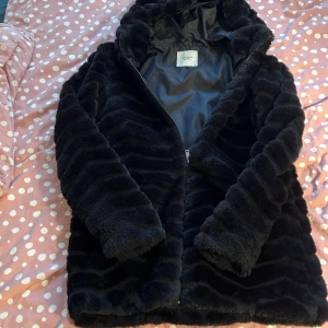 Säljes. Pälsjacka (fake päls) - Jackan är i bra skick, sparsamt använd. För liten för mig därav att jag säljer den. 