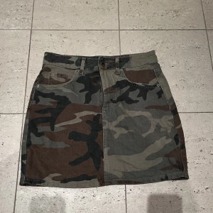 militär kjol - jeanskjol i militärmönster! jättefin och har inga defekter!