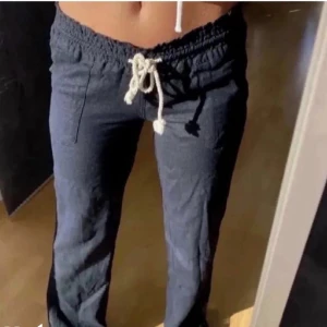 Roxy linnebyxor strl xs - Jag säljer mina för köpte helt fel storlek. Fråga för bilder på linnebyxorna men kommer inte kunna sätta på mig de då jag är större i lårna. 💞PRIS KAN DISKUTERAS