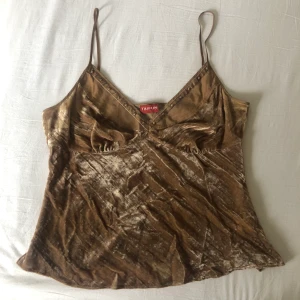 Sammetstopp Taifun strl 44 - Linne i en ljusbrun/karamellfärg från märket Taifun. I gott skick! Midjemått 55cm x2. 40cm från armhåla till botten. Köparen står för frakt och Dma gärna vid frågor eller funderingar:)