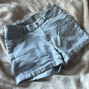 Ljus blå jeans shorts - Helt O använda