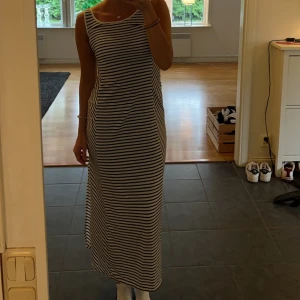 Långklänning  - Lång randig klänning i mjukt och tunt material. Perfekt en sommarkväll eller likande. 60kr, storlek xs/s.