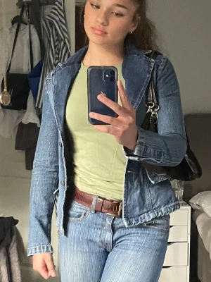 Trendig Jeansjacka - Superfin jeansjacka som tyvärr sitter för tajt för mig😔 Går att styla med mycket! Har två knappar vid midjan som går att knäppa☀️ Köp direkt för 250 kr🌸