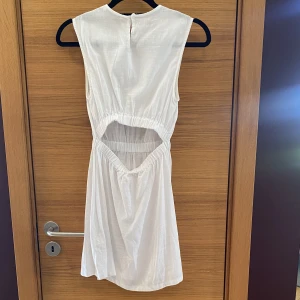 Vit klänning 🤍 - Vi söt klänning med hål i ryggen från NA-KD🤍storlek 32