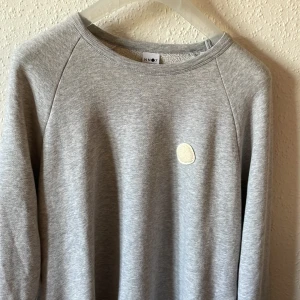 Sweatshirt  - Säljer nu min nästan helt oandvända nn07 tröja 