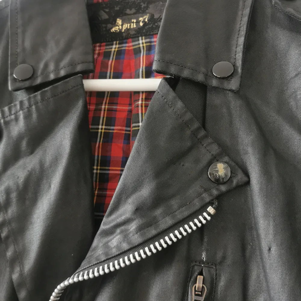 Very cool vintage waxed April 77 biker jacket. It has some wear but it gives it charm. I'd say an S size, see ref pic of me wearing it, I'm 160cm tall. Jackor.