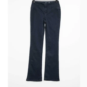  jeans - Säljer dessa galet snygga jeans som tyvärr är lite för korta på mig för min smak🥰 Jag är 171 och dem sitter fint med jag gillar när jeans går lite längre därför säljer jag. Har tyvärr inga bilder på💙 Dem är helt nya med prislappen kvar!