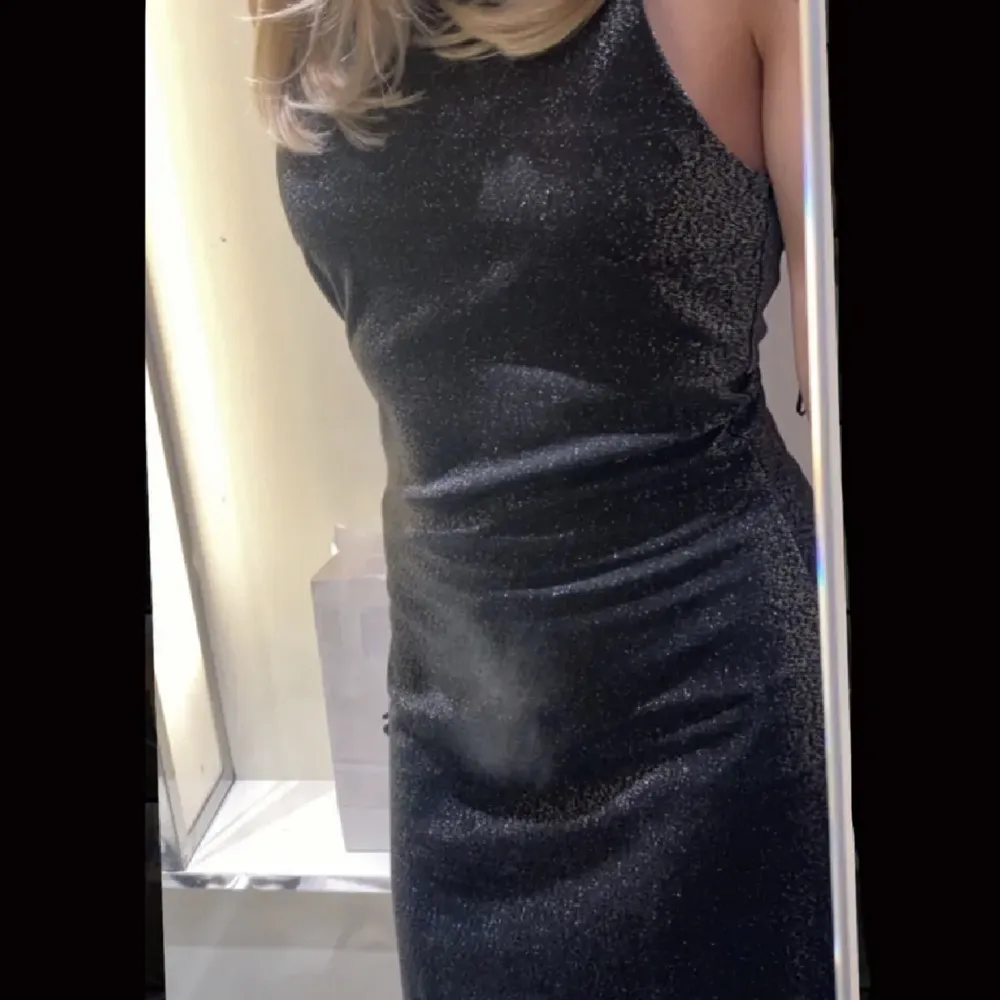 Super snygg svart/grå glittrig klänning som passar perfekt nu på en festlig sommarkväll💗. Klänningar.
