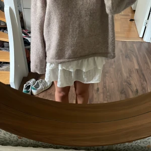 Volangkjol - Jättesöt kjol från gina tricot 🤍 Har även i svart! Stretchig i midjan så passar även om du har en större storlek🩷