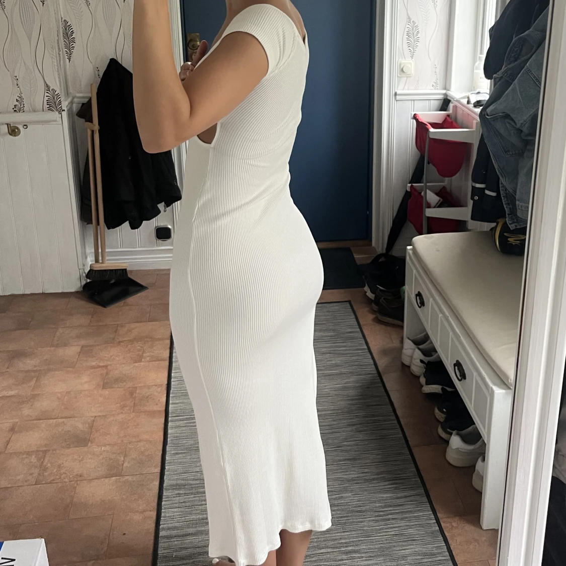 Vit klänning med slits  - 90