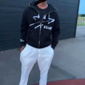 Lukamachain full zip hoodie  - Säljer min oanvända   full zip hoodie eftersom att den ej passade.  Den är lite dyrare p.g.a när den blir slutsåld så kommer det bli höga resell priser.