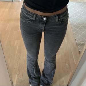 Säljer mina gråa low waist jeans från Gina tricot då de inte kommer till användning längre<3