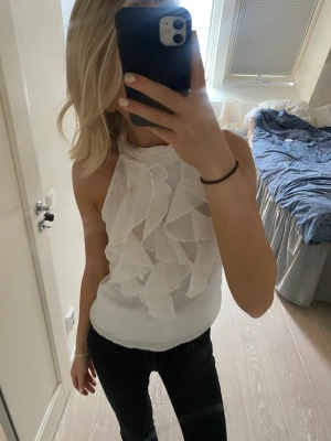 Topp - Så sjukt snygg halterneck topp med volanger från märket cotton club, älskar verkligen denna