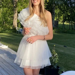 Klänning - En vit superfin klänning från Nakd. Endast använd en gång så i nyskick.  Storlek 36 Köparen står för frakten 