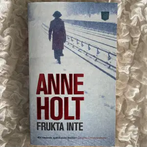 Pocketbok av Anne Holt som är en spännnde thriller. Mycket bra skick!