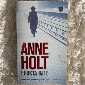 Frukta Inte Bok - Pocketbok av Anne Holt som är en spännnde thriller. Mycket bra skick!