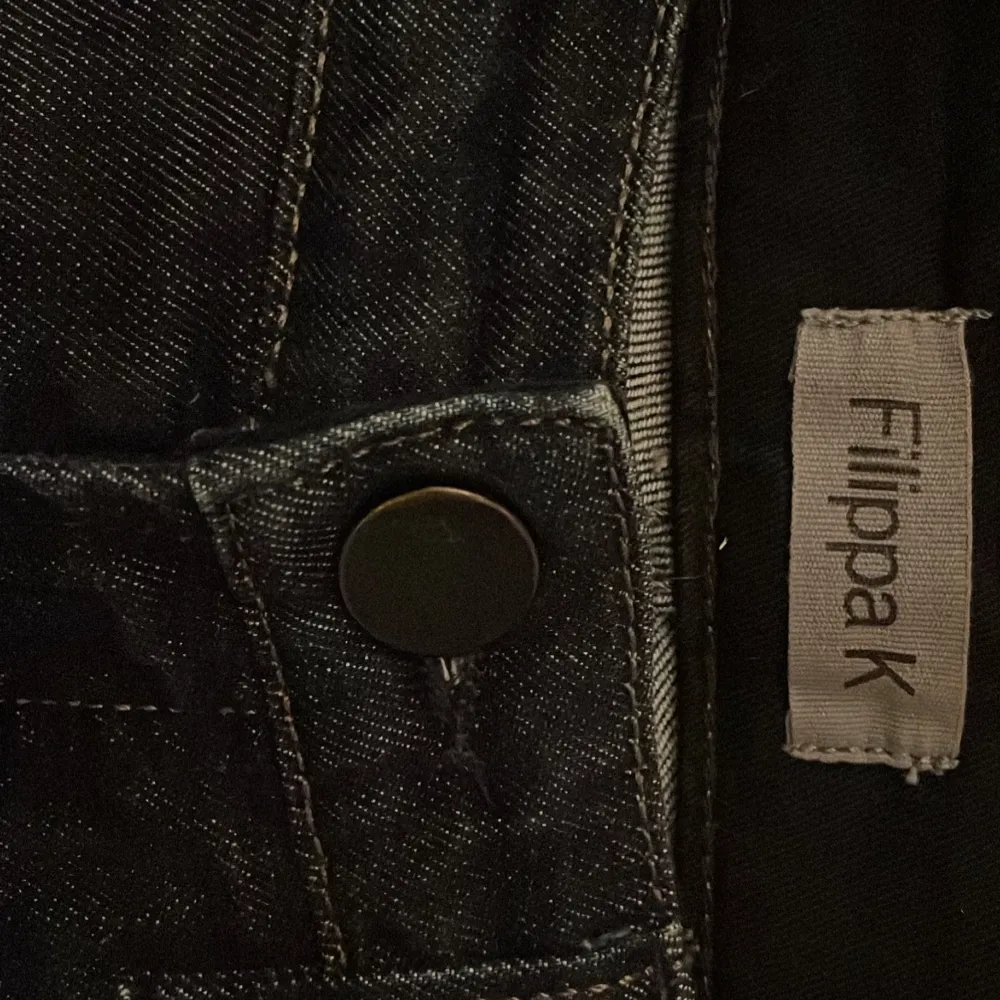Säljer mina Lågmidjade jeans från Filippa K i storlek XXS För dom inte kommer till användning. Dom sitter tajt ner till knäna sen blir dom lite mer ”lösa”. Färgen är mörkblå.🩷Priset går att diskutera!!. Jeans & Byxor.