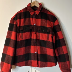 Rödrutig jacka  - Säljer för passar inte mig längre, i jättebra skick 