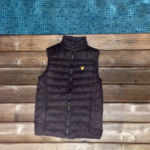 Lyle & Scott väst - Nypris: drygt 1100 kr. Skick 10/10. Storlek XS. 