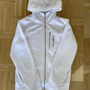 Sail Racing Zip Hoodie - Sail Racing Zip Hoodie i strl S. Skick 10/10 (använd fåtal gånger) Säljes pga växt ur. Pris kan diskuteras.