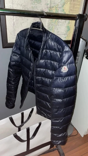 Moncler Acorus - Tja säljer min mörkblå Moncler Acorus jacka i strl 2/M. Den är väl använd samt finns några små hål (därav priset) bilder finns.