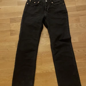 Lågmidjade byxor  - Säljer dessa lågmidjade byxor från weekday, de är helt oanvända med lappen kvar💗