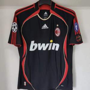 En Ac Milan retro tröja i väldigt fin skick. Storlek S. Pris kan diskuteras!