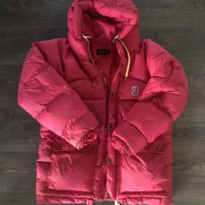Fjällräven jacka - Säljer min fjällräven jacka i storlek small då den är för liten. Ena knappen på fickan är trasig. (Se på bild) skriv om ni har några frågor eller funderingar.
