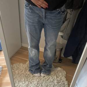Säljer dessa blåa bootcut jeans då de är för stora för mig 💗Vid frågor om mått eller om du vill ha fler bilder kontakta gärna mig 💞 Om du gillar dessa jeans kika gärna in mina andra!