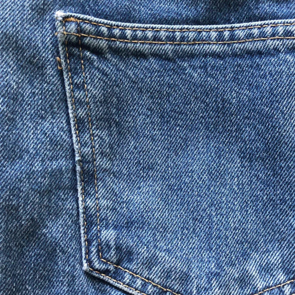 Supertrendiga jeans från Gina Tricot!! Säljer då de inte kommer till någon användning och de är i superbra skick.. Jeans & Byxor.