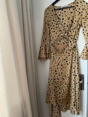 Superfin festlig klänning från Adoore🥳 - Den är endast använd ett fåtal gånger lite liten i storleken men supersnygg till alla tillfällen! Fått många fina komplimanger när jag har haft på mig den💖