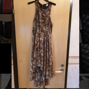 Leopard Mönstrad klänning  - Jättefin klänning som är perfekt till sommaren. Är i storlek xs och har en dragkedja bak i ryggen. Köparen står för frakten ❤️