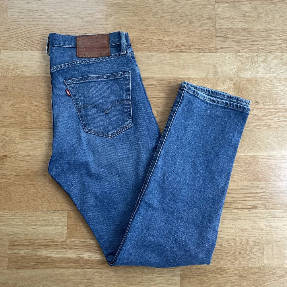 Snygga Levis jeans, köpta för 1200 säljer för de inte passar längre. 10/10 skick sparsamt använda. . Jeans & Byxor.
