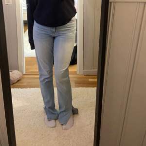 ljusblå jeans med slit - i fint skick men är lite stora i storleken, pris kan diskuteras 🩵